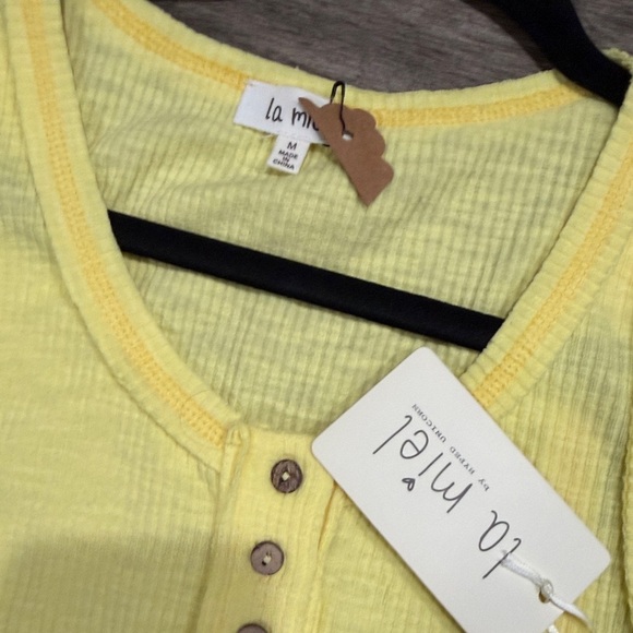 NWT LA MIEL Light Yellow Ribbed Buttoned Tank Top - Picture 2 of 3